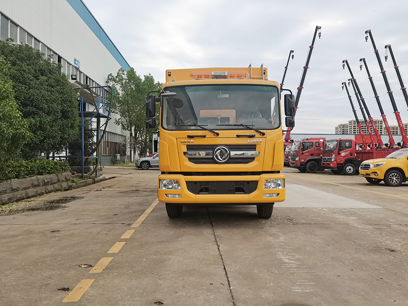 程力牌東風(fēng)多利卡3000方排水車(chē)（休息室）
