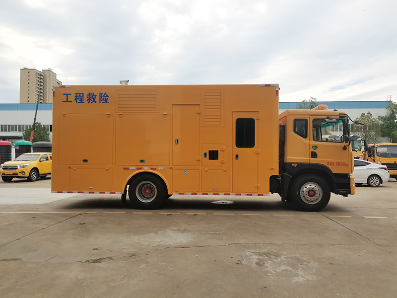 程力牌東風(fēng)多利卡3000方排水車(chē)（休息室）