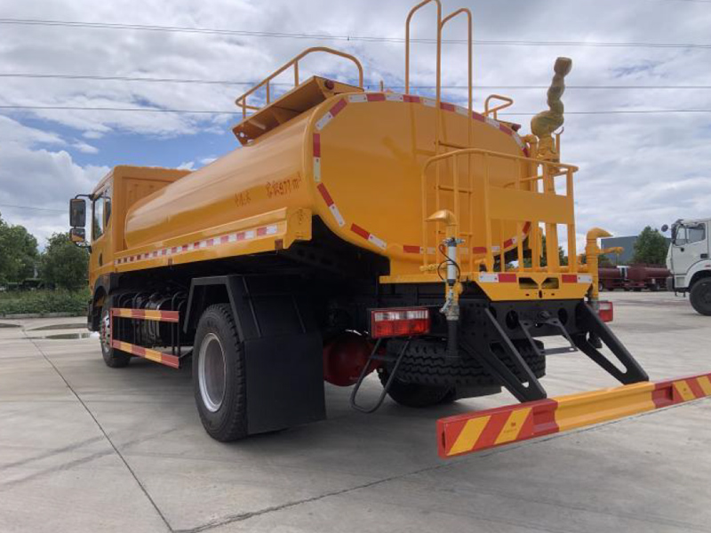 東風(fēng)D9城市護(hù)欄清洗車(chē)