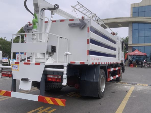 東風(fēng)D9光伏清洗車