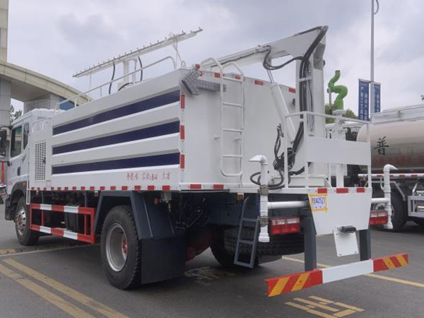東風(fēng)D9光伏清洗車